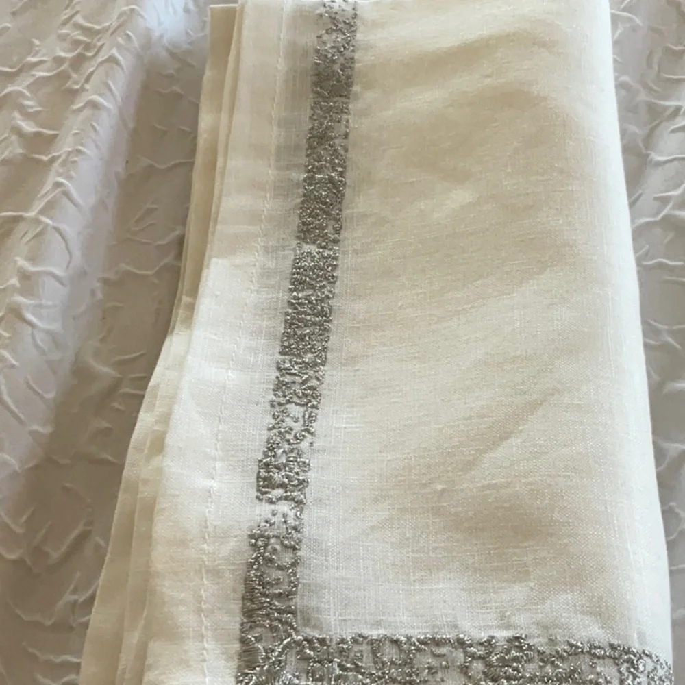 NWT KIM SEYBERT WHITE LINEN & SILVER METALLIC THREAD SET OF 2 impression napkin